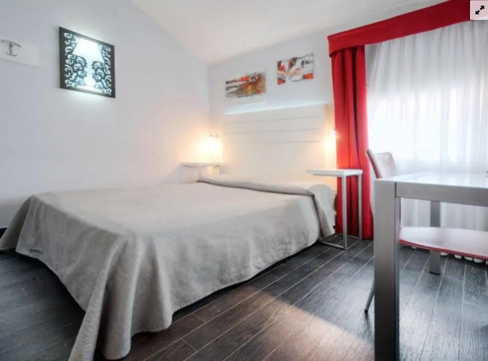 Hotel Aaron Mestre 3*,